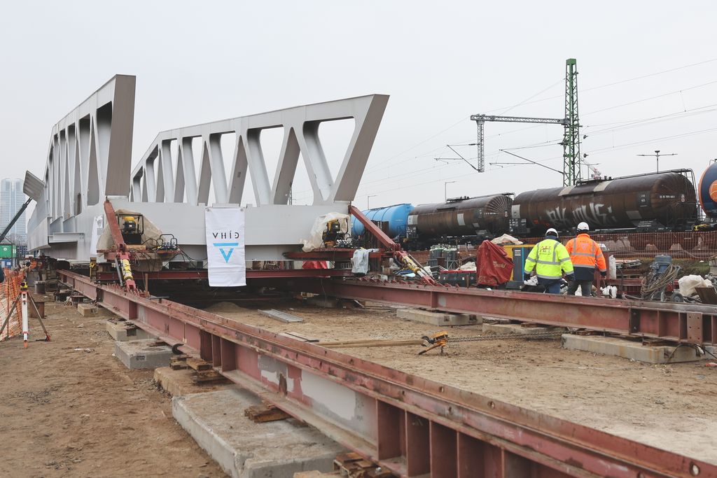 2026. január 28. Gubacsi úti vasúti hídbetolás sajtótájékoztató. Az eseményen bemutatjuk a Budapest-Kelenföld és Ferencváros közötti vasútvonalszakasz kapacitásbővítésének építési munkáit, amelyek a Déli Körvasút II. üteméhez kapcsolódnak, valamint a Guba