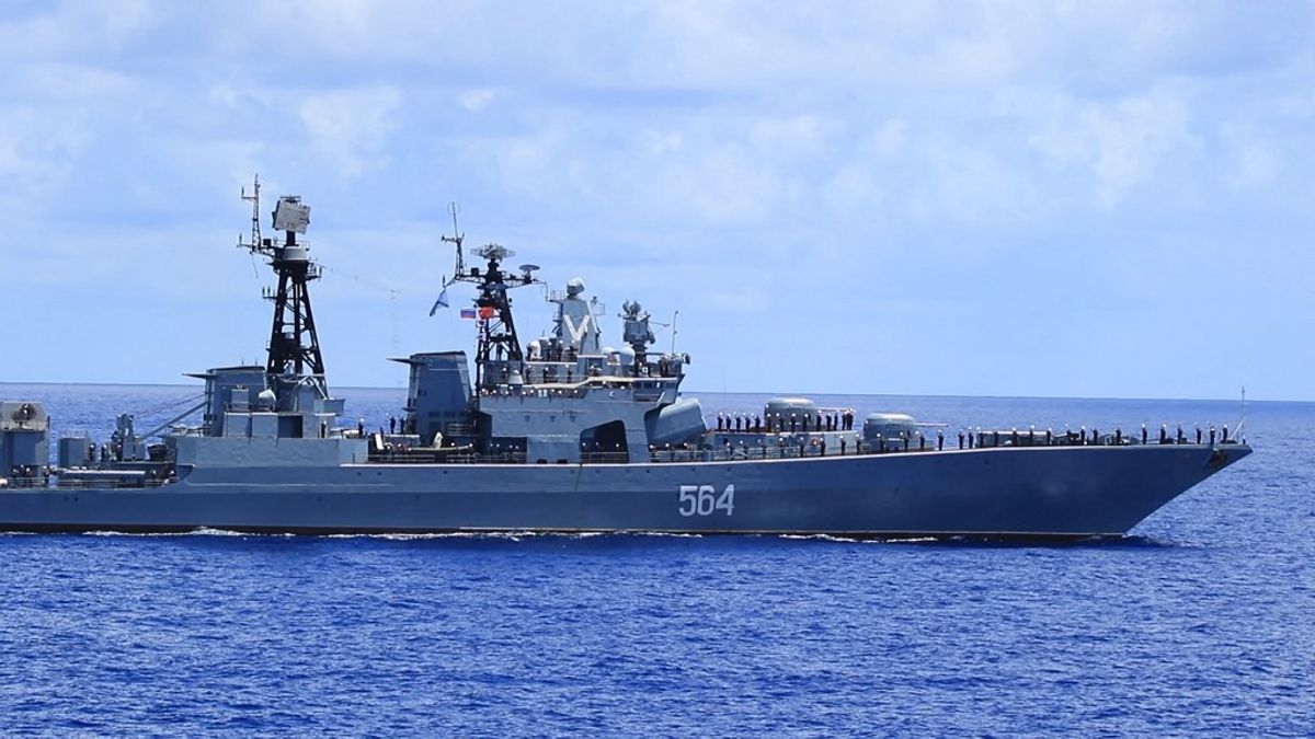 Egybevonta hadihajóit Moszkva, Peking és Teherán, miután együtt estek neki Trumpnak 