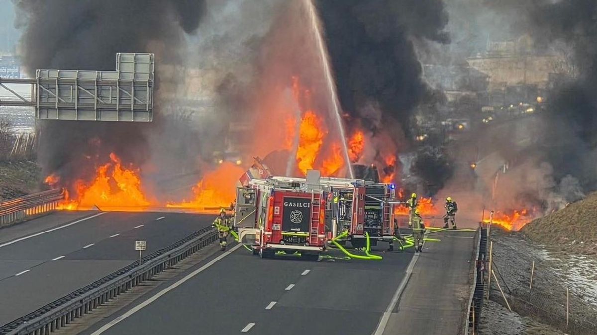 Brutális autópálya-baleset történt: felrobbant egy üzemanyag szállító tartálykamion, teljes az útzár az egyik legforgalmasabb sztrádán Szlovéniában – videón a tűz 