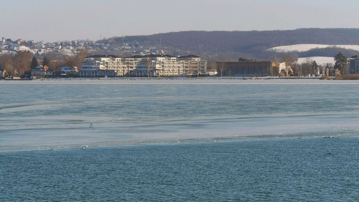 Letarolta a járvány az egyik legnépszerűbb balatoni várost: rendkívüli tanítási szünetet rendeltek el – a fél iskola lebetegedett 