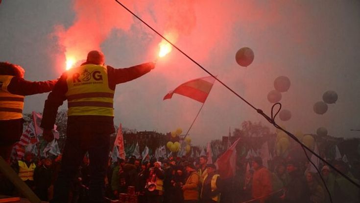 Állítsátok meg Von der Leyent, követelik a tüntető gazdák az Európai Parlamentnél