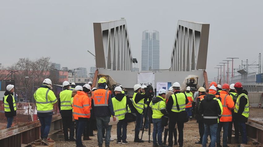 Képeken a második Gubacsi úti vasúti híd betolása
