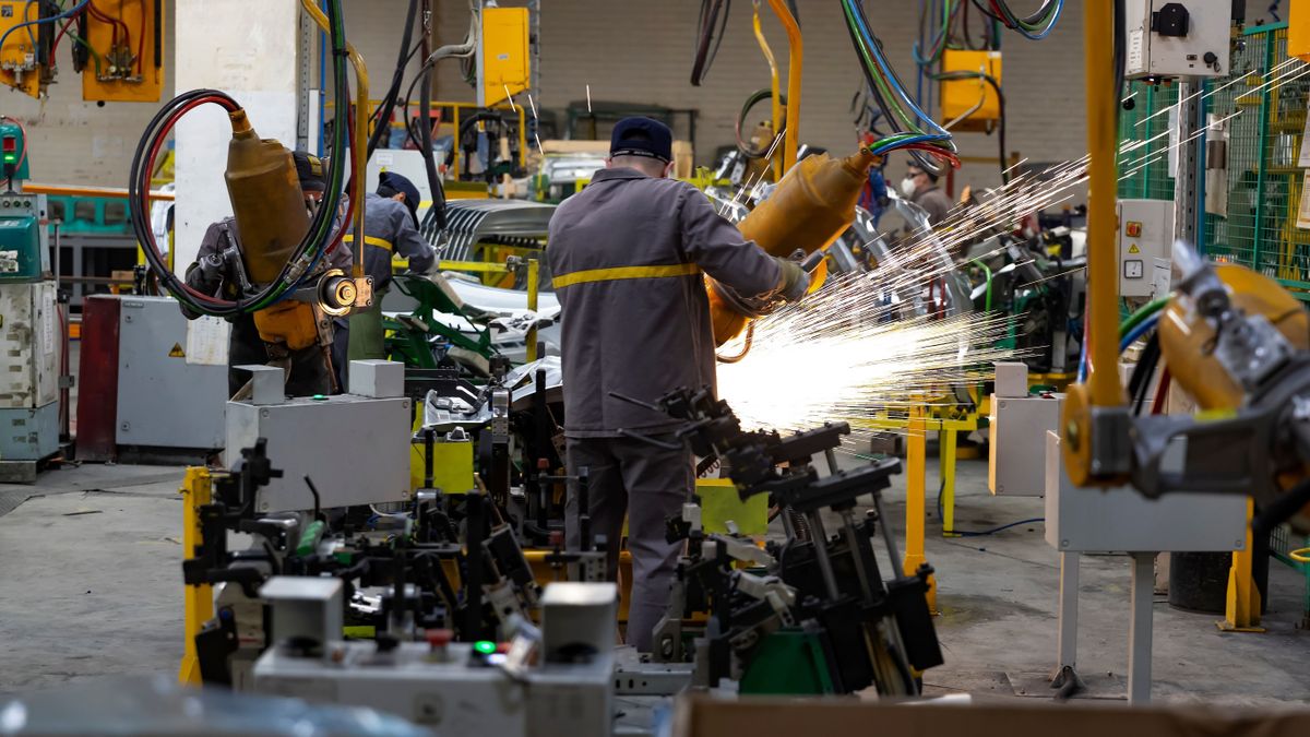 ipari termelés, ksh, autóipar, autó, autógyártás, gyár, munkás, munkások, termelés, gyári munkás, gyári munkások