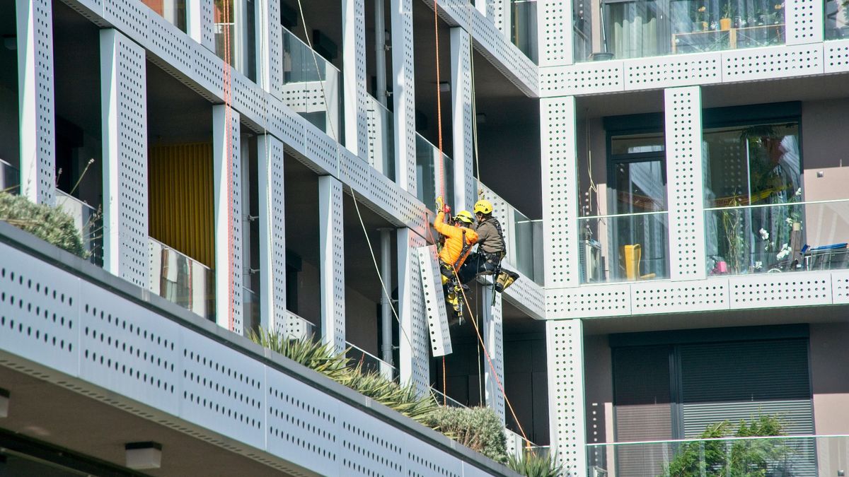 Budapest,,Hungary,-,Feb,6, ingatlan ,2023:,Construction,Workers,Wearing,Safety