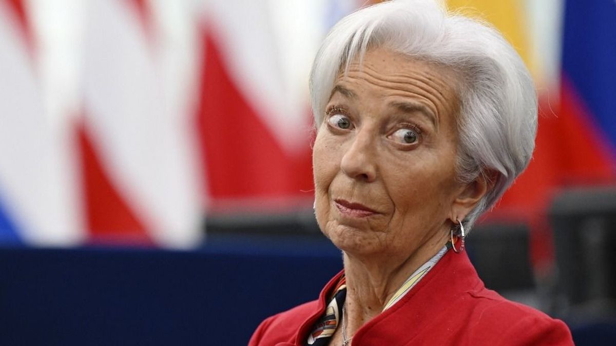 Valamit nagyon tud az EKB elnöke: négyszer annyit keres, mint a világ második legbefolyásosabb embere - és a várható nyugdíjáról még nem is esett szó 