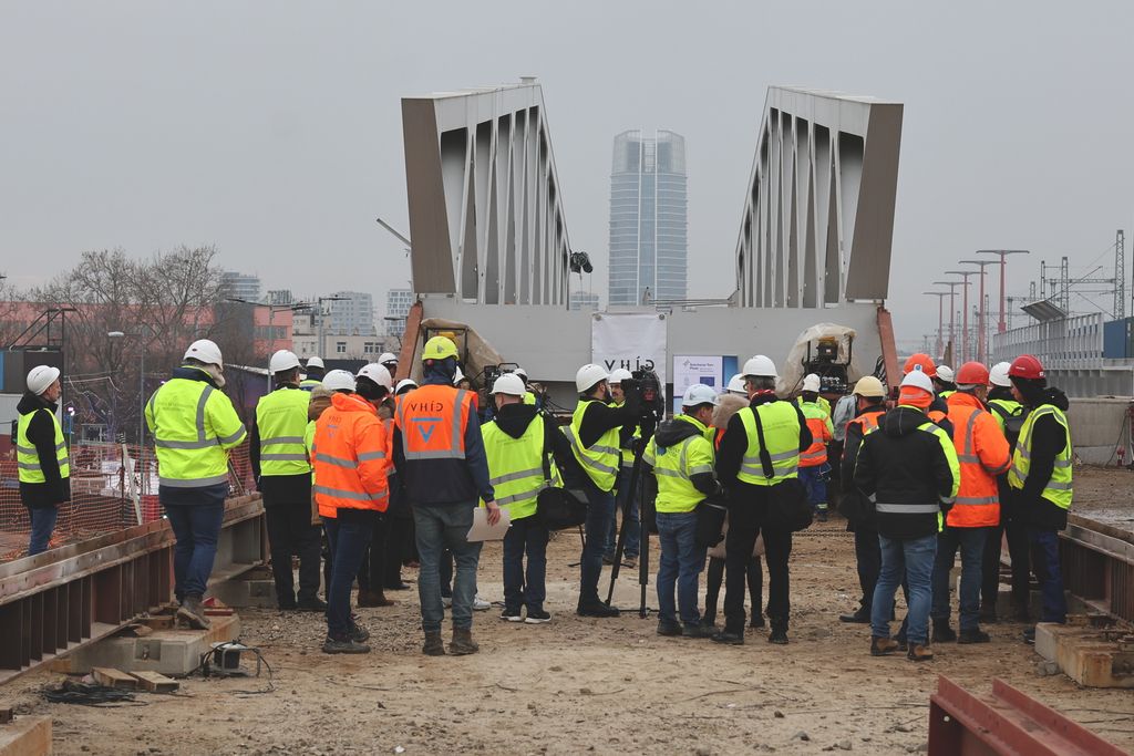 2026. január 28. Gubacsi úti vasúti hídbetolás sajtótájékoztató. Az eseményen bemutatjuk a Budapest-Kelenföld és Ferencváros közötti vasútvonalszakasz kapacitásbővítésének építési munkáit, amelyek a Déli Körvasút II. üteméhez kapcsolódnak, valamint a Guba