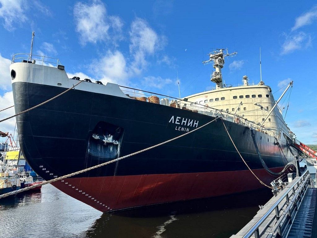 The world's first nuclear icebreaker, ”Lenin”?