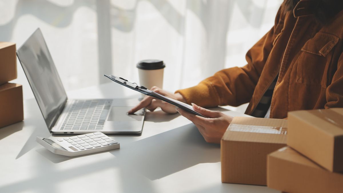 egészségpénztár, Portrait,Young,Attractive,Hipster,Asia,Female,Owner,Startup,Look,At demján sándor tőkeprogram, kkv, KKVonline fizetés