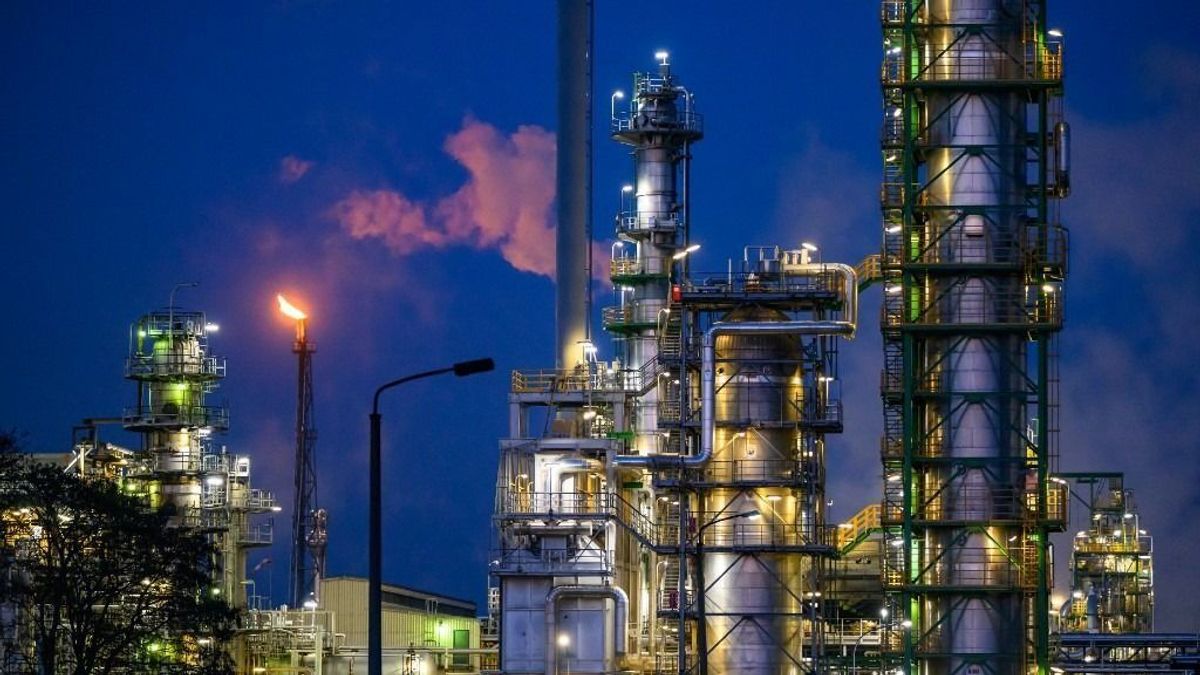 Pánik a német fővárosban: lekapcsolják az orosz finomítót, Berlin fűtés és üzemanyag nélkül maradhat – bajor kamionok ezrei indulhatnak útnak 