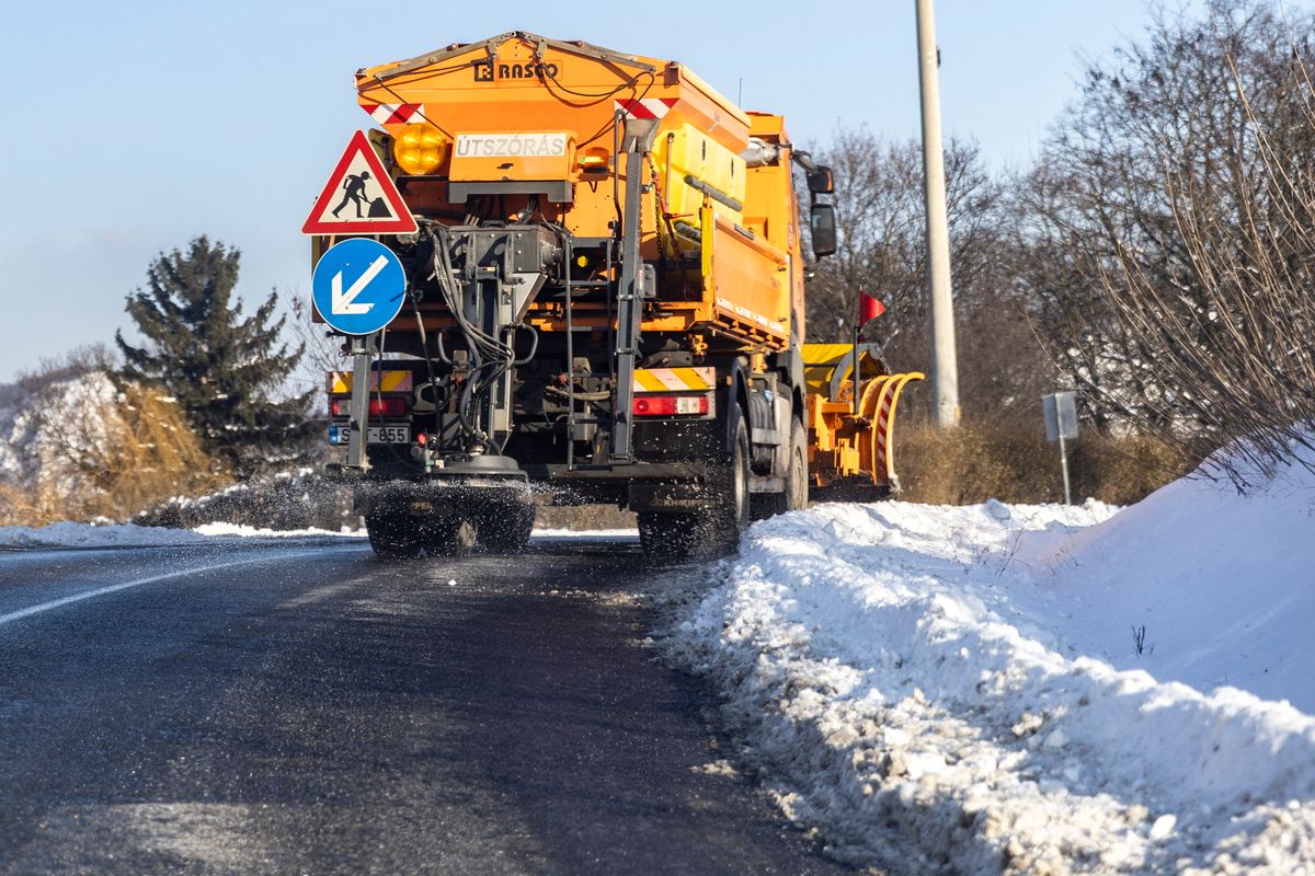 Rendkívüli intézkedés lép életbe hétfő éjjel Magyarországon: részleges felhajtási tilalom lép életbe az egyik legfontosabb autópályán – itt vannak a részletek Hétfő éjszakától korlátozzák a 7,5 tonnánál nehezebb teherautók közlekedését