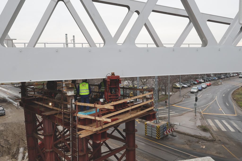 2026. január 28. Gubacsi úti vasúti hídbetolás sajtótájékoztató. Az eseményen bemutatjuk a Budapest-Kelenföld és Ferencváros közötti vasútvonalszakasz kapacitásbővítésének építési munkáit, amelyek a Déli Körvasút II. üteméhez kapcsolódnak, valamint a Guba