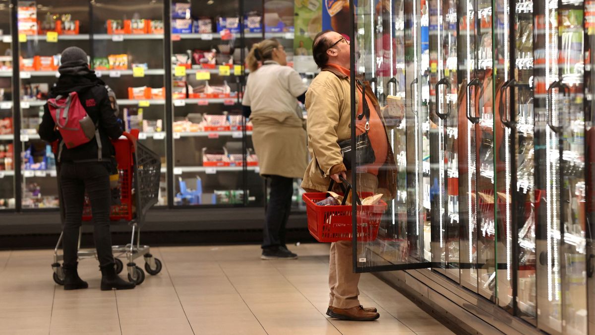 élelmiszer Customers shop at a supermarket in Budapest