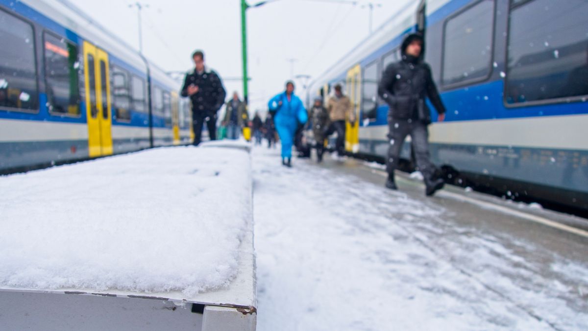 Hókáosz a közlekedésben: késnek a Volán-járatok, megállók is kimaradhatnak – aki teheti, szálljon vonatra 