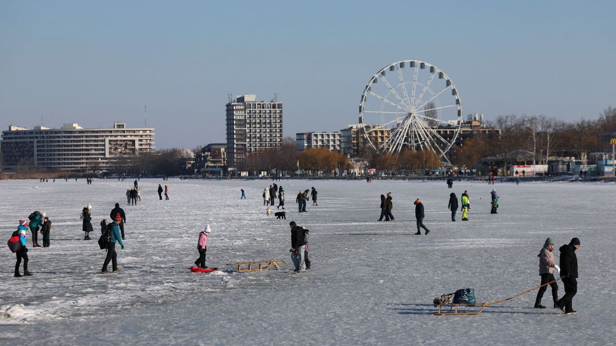 Korcsolyázás a Balatonon: több helyen is alkalmas rá a tó jege, de 200 ezer forintos bírság is járhat, ha rossz helyen megyünk rá – ezek a szabályok 