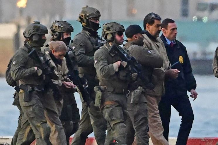 Nicolas Maduro surrounded by armed police during transfer to New York court