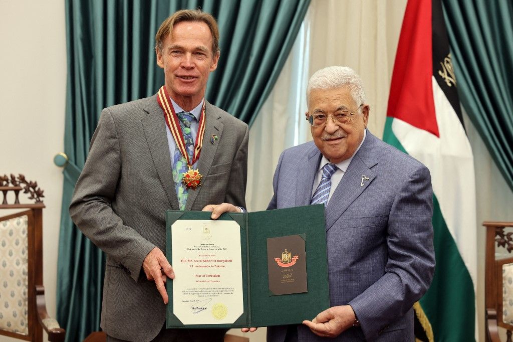 Ruszin-Szendi Romulusz uniós alteregója a Jeruzsálem Csillaga kitüntetést veszi át Mahmúd Annász palesztin elnöktől