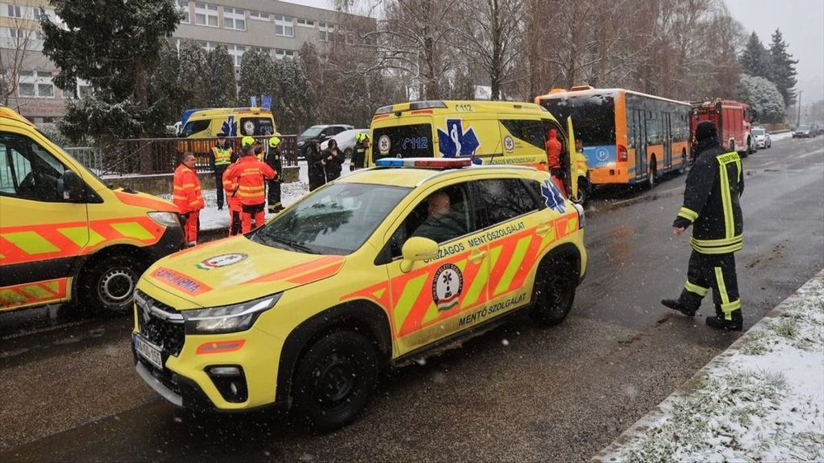 Mentők, rendőrök és a katasztrófavédelem is kivonult egy iskolához – tömegesen lettek rosszul a diákok 