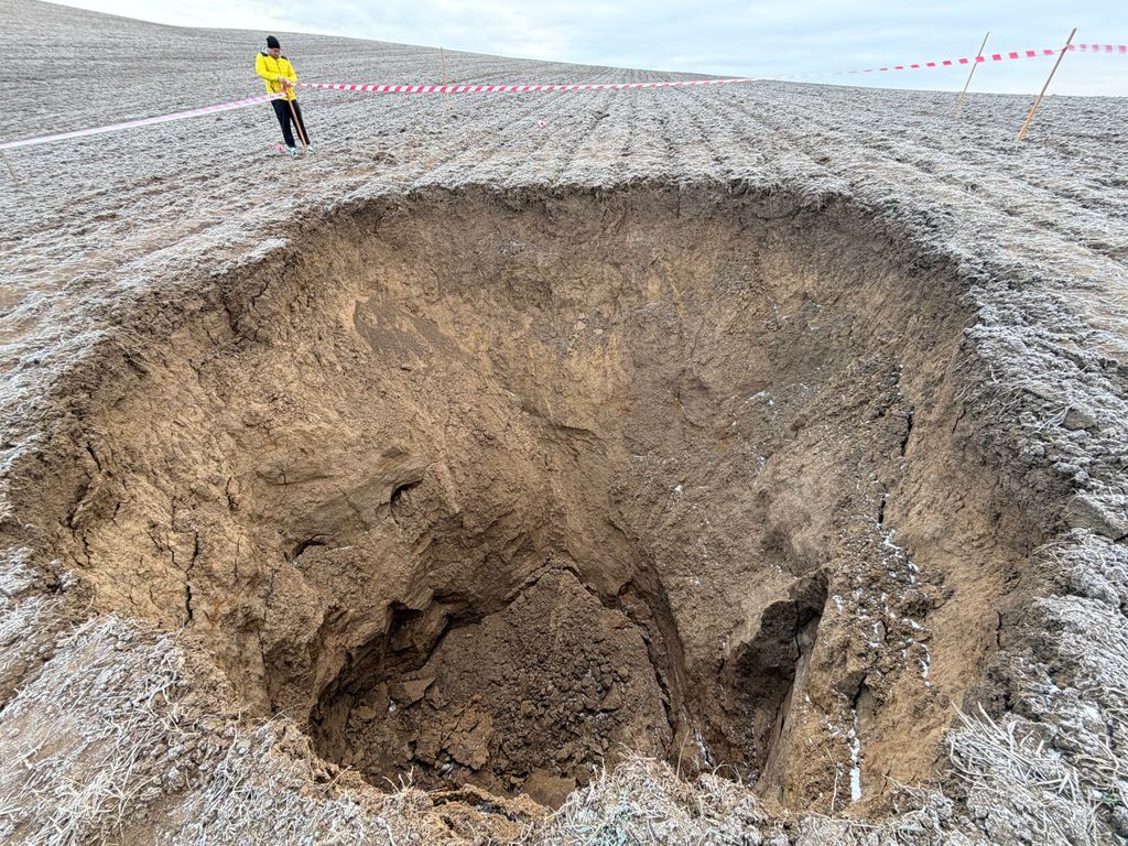 Életveszélyes kráter jelent meg egy nógrádi településen: bányaszakadás miatt zárták le a külterületet