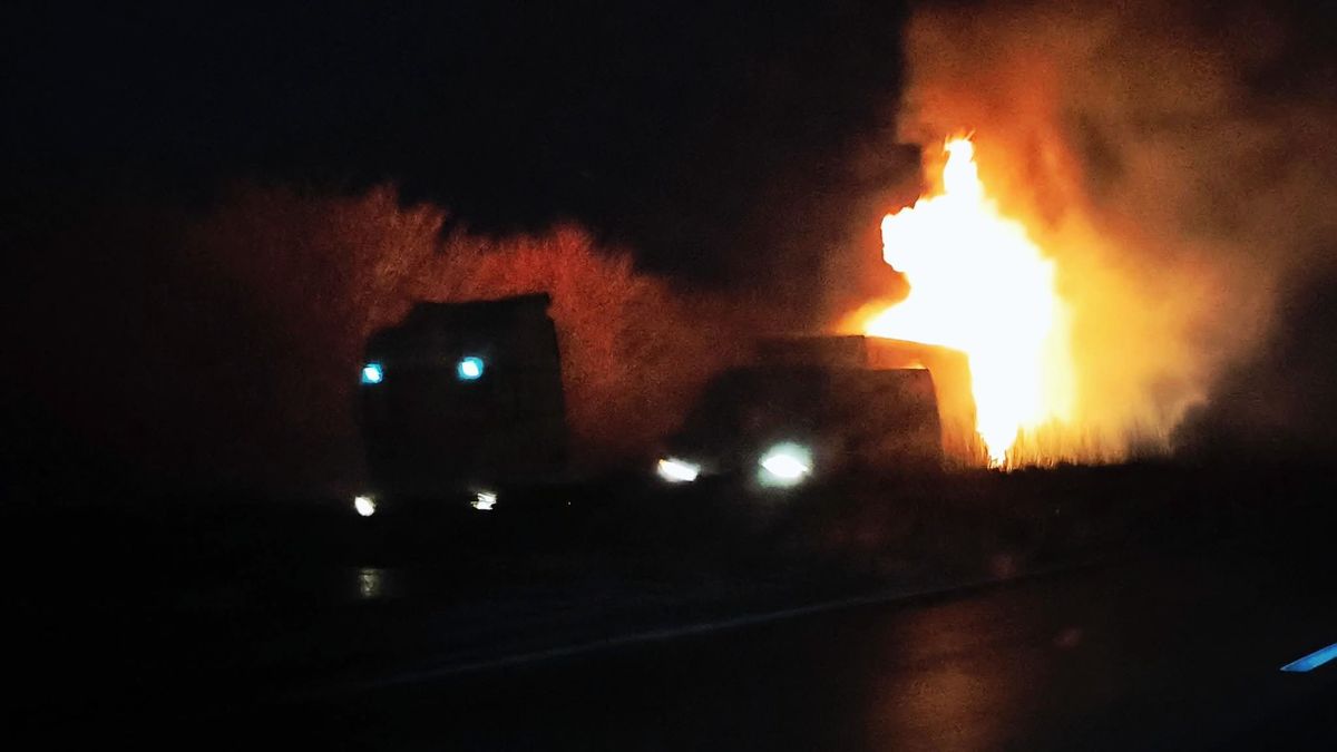 Kigyulladt egy kamion az M5-ös autópályán - egy teljes szakaszt lezártak a baleset miatt