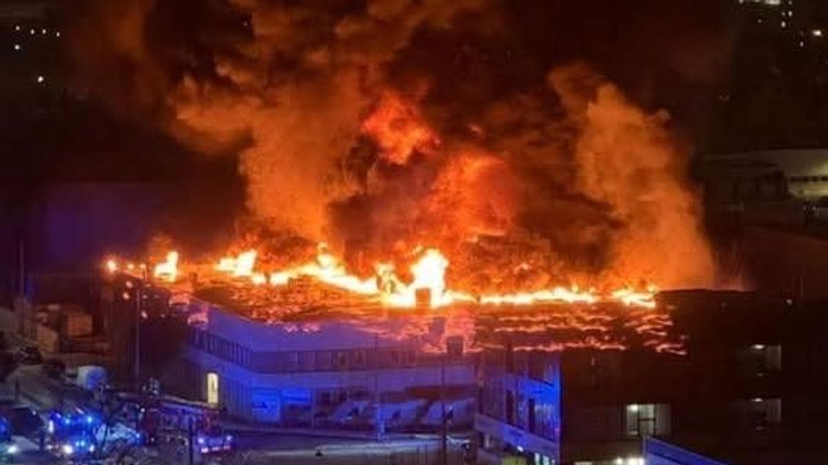 Óriástűz Bécsben, nem tudják, mi okozta: kiadták a 2-es fokozatú riasztást, egész éjjel zajlott a mentés - videón a többméteres lángok 