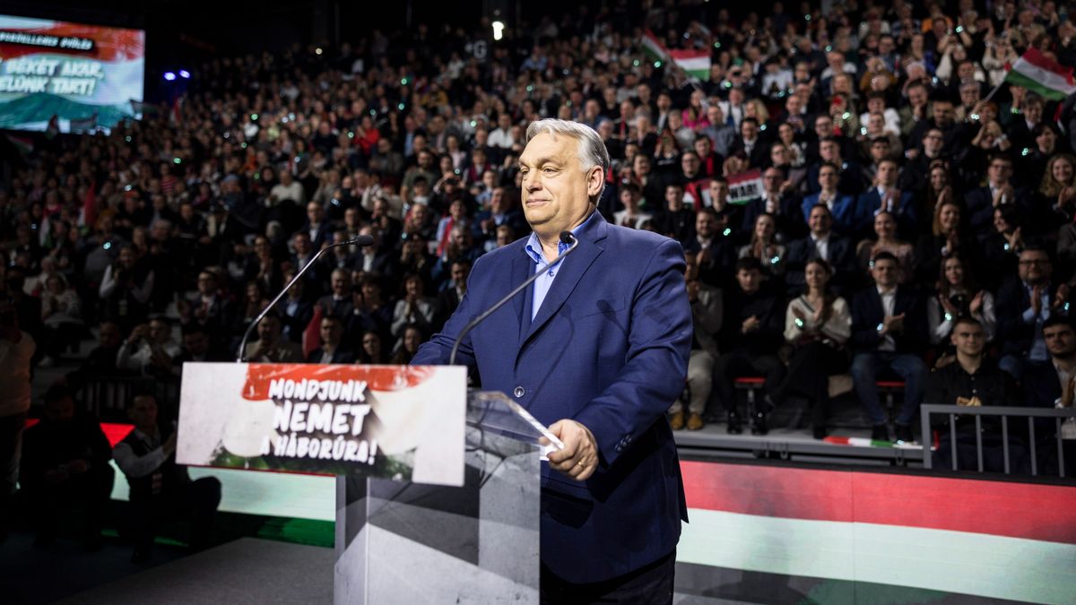 Orbán Viktor miniszterelnök a DPK egyik állomásán mond beszédet 