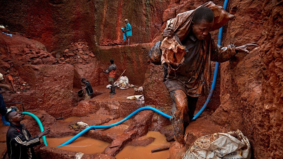 A kongói bányákban mostoha munkakörülmények uralkodnak és gyakori a gyermekmunka Fotó: Olivier Polet/Corbis via Getty Images