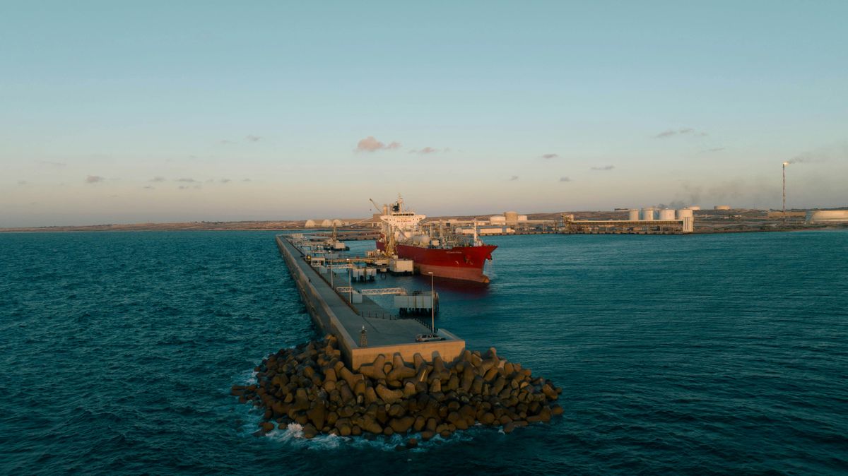 Hormuzi- szoros Olajszállító hajó egy líbiai kikötőben – Líbiában a GDP jelentős része köthető az olajkincs kitermeléséhez