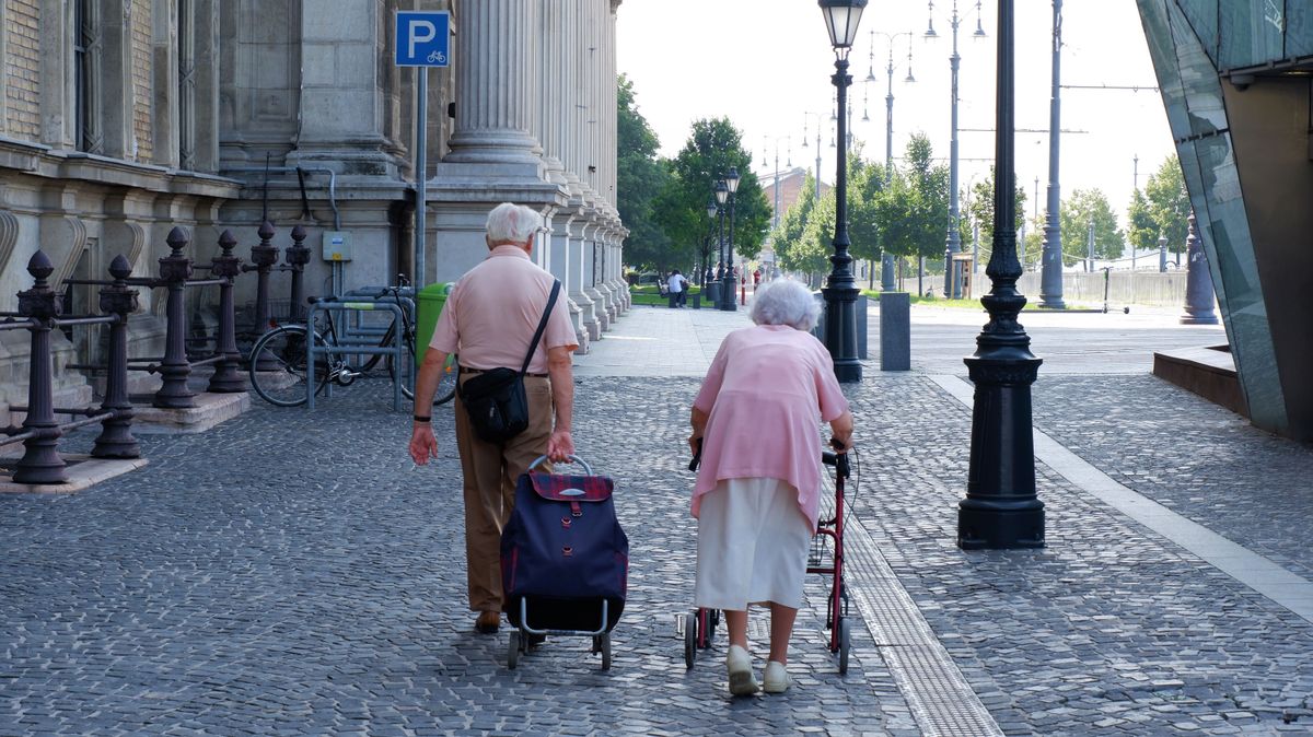 Magyar nyugdíjasok helyzete: saját lakás, gyógyszer-támogatás, 13. és 14. havi nyugdíj 