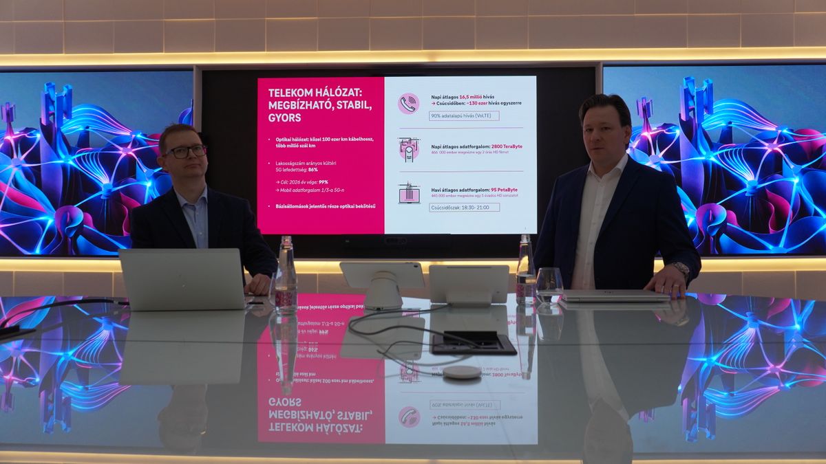 Csutorka Gábor, a Magyar Telekom hálózati szolgáltatásokért felelős vezetője (b) és Kovács Ádám, a mobilhálózat fejlesztési csoportvezetője (j)