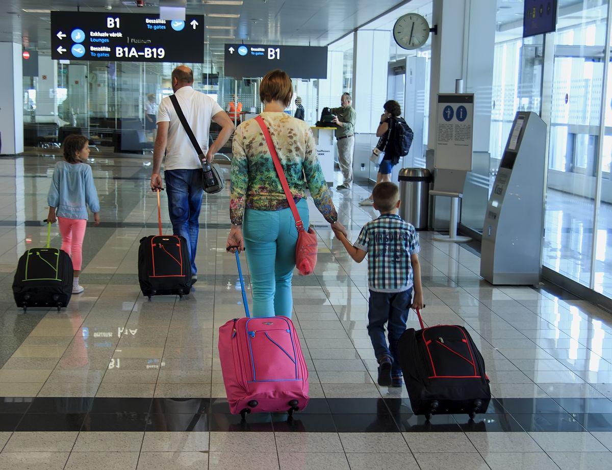 Az EU ingyenes kézipoggyászt biztosító terve azonban alapjaiban rengetheti meg a fapados légitársaságok üzleti modelljét. Budapest,,Hungary,-,August,19,,2017:,Family,With,Suitcases,At