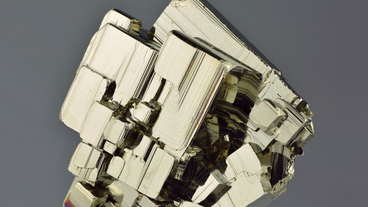 Szabályos formájú alakzatokat is felvevő kristályos piritdarab Peruból