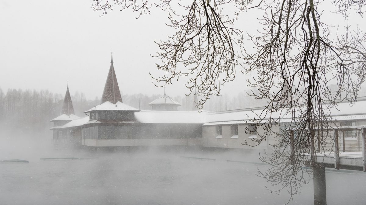 Hévíz, 2026. február 20. A hévizi Tófürdő felújításra kerülő központi épülete a hévízi gyógyfürdő és kórház komplex fejlesztésére kiírt tervpályázat kihirdetése alkalmából tartott sajtótájékoztató napján, 2026. február 20-án. MTI/Katona Tibor