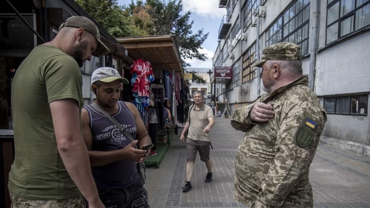 Zelenszkij kétségbeesett fordulata: Putyin modelljével alakítaná át a toborzást, ehhez viszont újabb uniós milliárdok kellenek 