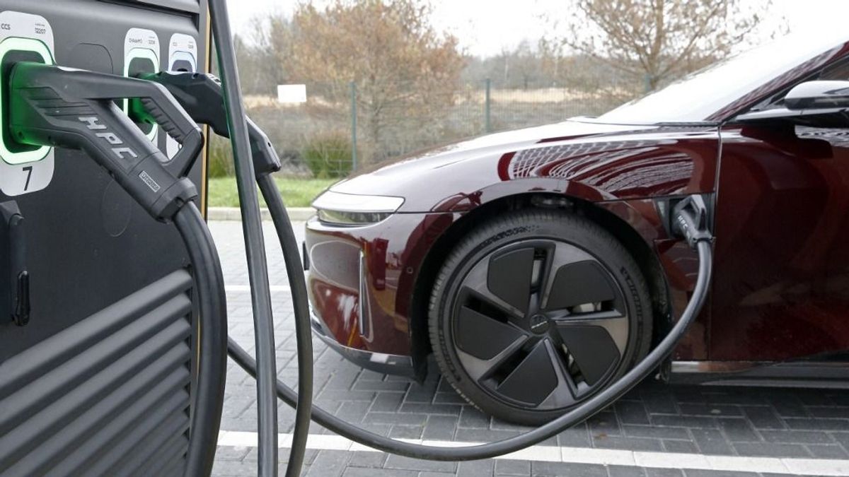 Magyar kézben az elektromos autózás jövője: forradalmi áttörés előtt a lítiumionos akkumulátortechnológia 