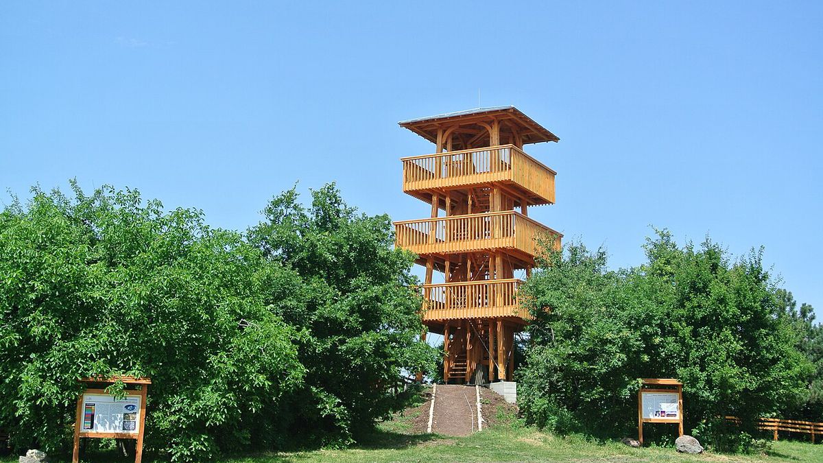 A Halom-hegy tetején álló Kossuth-kilátót, és a hozzá vezető Vulkán tanösvény is azonnali hatállyal lezárásra került. Fotó: Wikipédia /Adam Harangozó