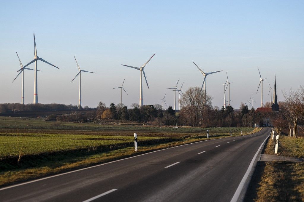 Stößen-Teuchern wind farm Németországban már a szélturbinákat is felrobbantják, túl régiek: autóalkatrész lesz belőlük – videón, hogyan omlik össze a 90 méteres monstrum
