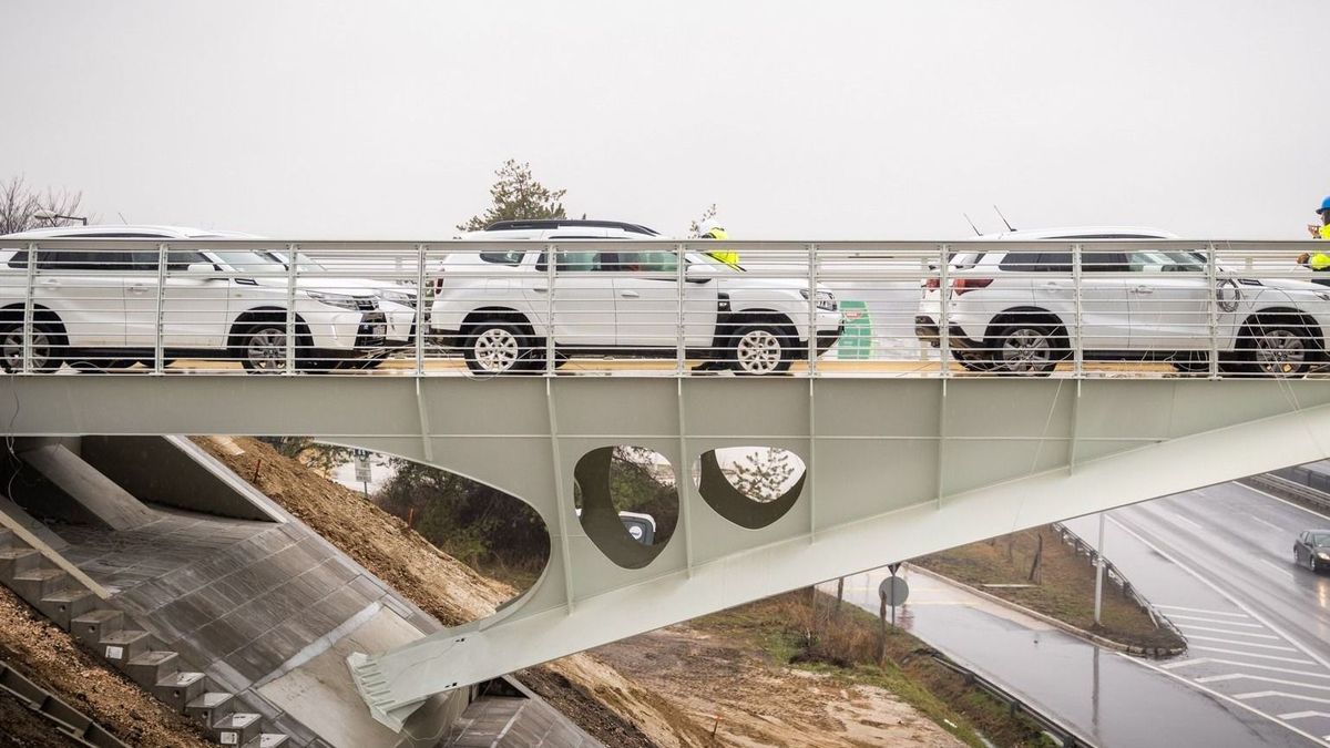 Több mint harminc autót tereltek egyszerre az új magyarországi hídra – volt mit mérni a mérnököknek 