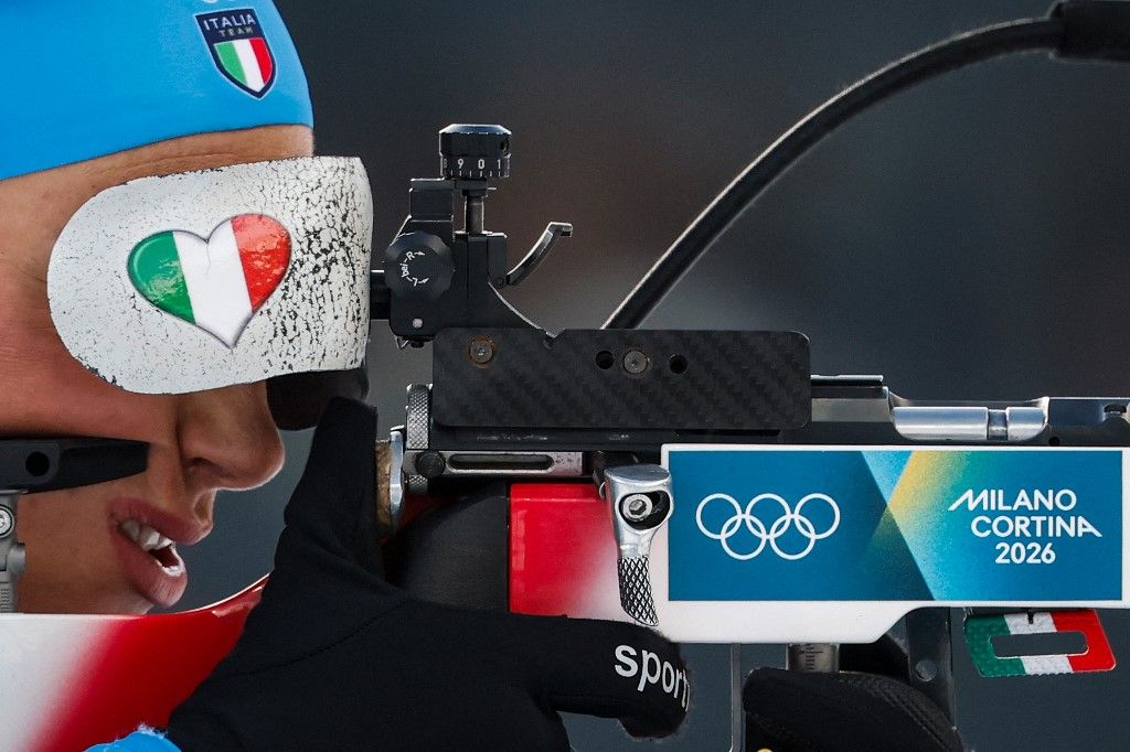 Italy's Dorothea Wierer aims while shooting in the mixed biathlon 4 x 6km relay event during the Milano Cortina 2026 Winter Olympic Games at the Anterselva Biathlon Arena (Sudtirol Arena) in Anterselva (Val Pusteria) on February 8, 2026. (Photo by Odd AND