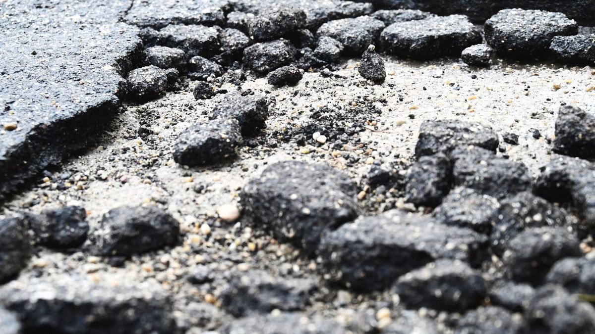 Borzasztó hatással voltak a fagyok a magyar utakra, éjt nappallá téve folyik a javítás 