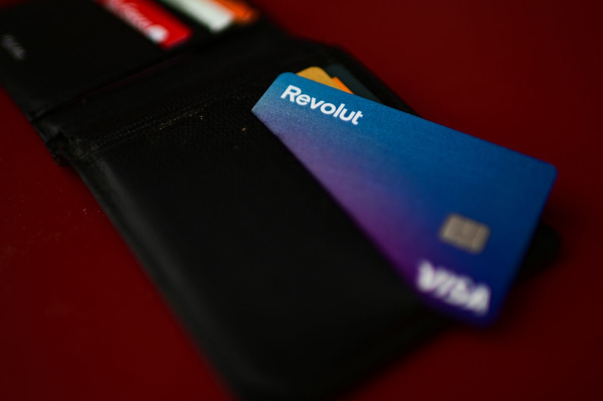 Van egy zseniális trükk Magyarországon, amivel havi 750 ezer forint készpénz vehető fel teljesen ingyenesen a bankautomatákból – így kell csinálni Emelkednek a Revolut díjmentes devizaváltási és készpénzfelvételi limitjei