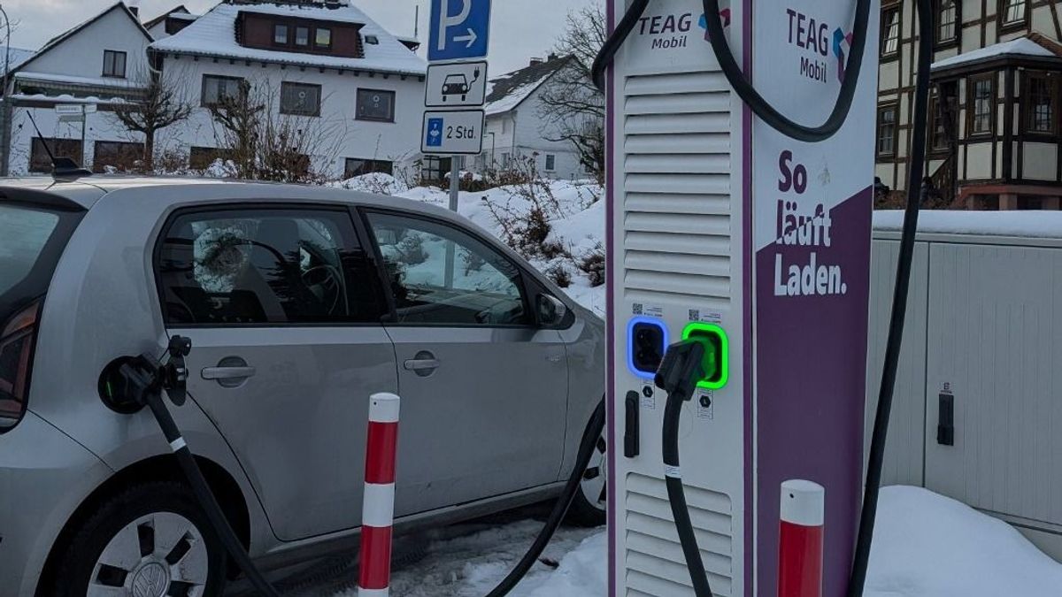 Visszaáll a benzines és a dízeles járművekre a Magyarországon is jelenlévő német autóipari óriás: nem fogynak az elektromos járművek – tömegével rúgja ki a dolgozókat 