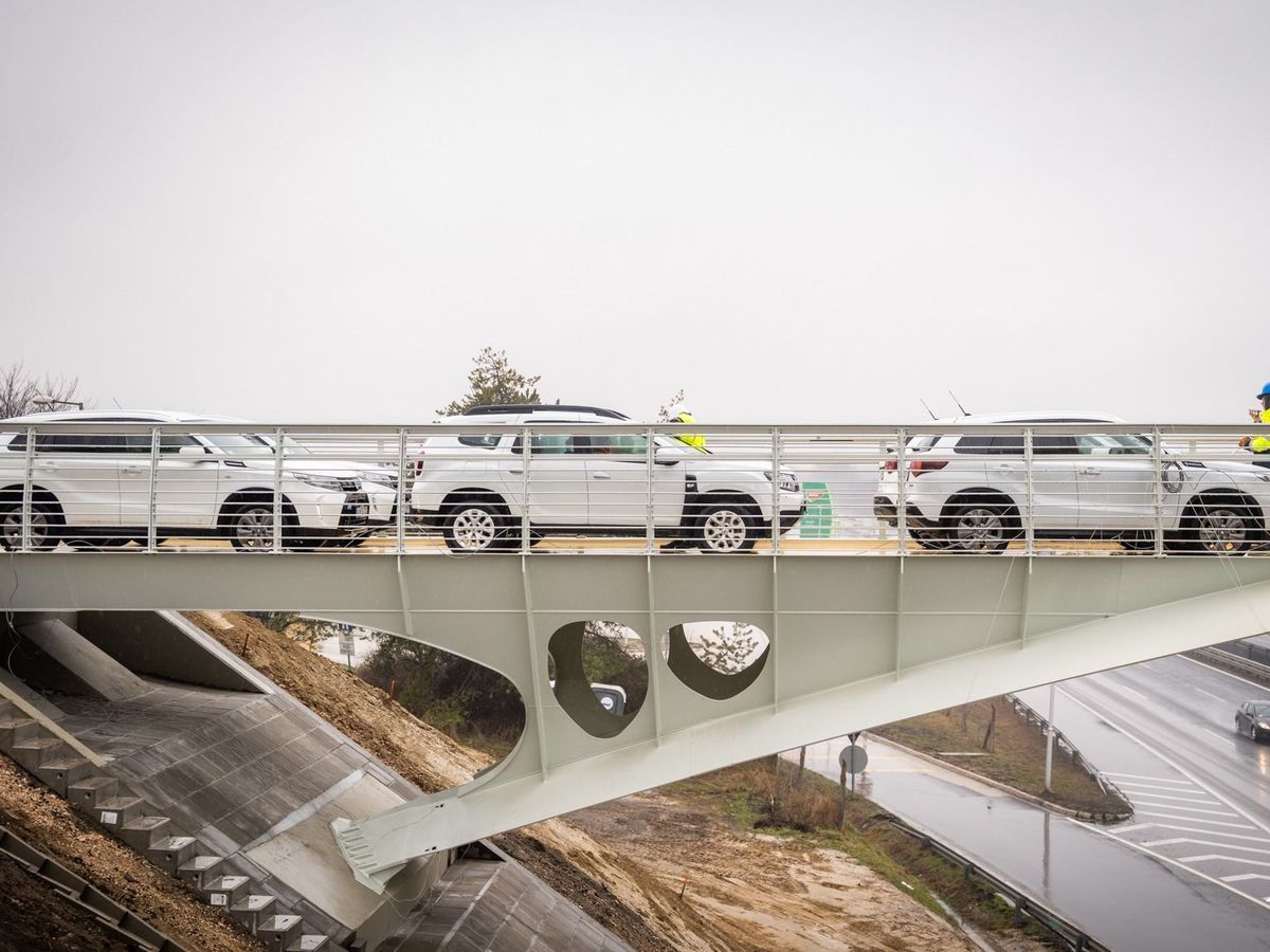 Az MKIF Zrt. által a híd próbaterheléséről kiadott felvételen a hídra vezényelt autók egy része