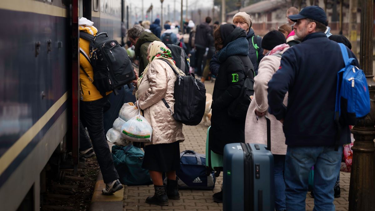 A kivándorlási hullám tovább mélyíti Ukrajna amúgy is súlyos demográfiai válságát  Suceava,,Romaina,–,March,14.,2022.,Hundreds,Of,Refugees,From