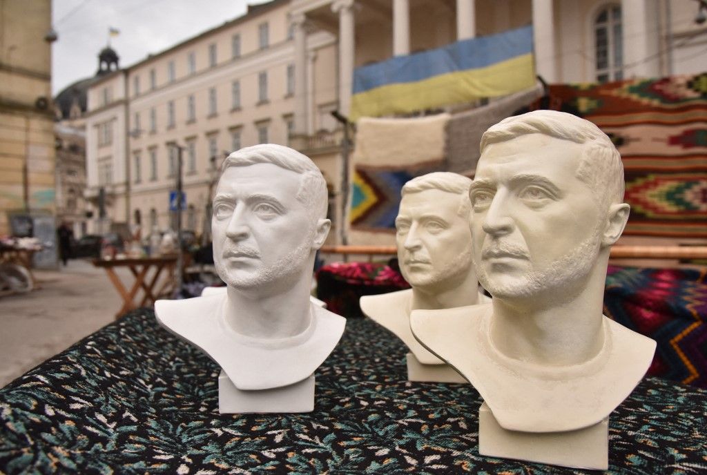 Eurómilliárdok Brüsszelből Kijevbe: elnöki portrénál több nem nagyon érkezik vissza értük, hacsak Zelenszkij elnök el nem ragadja a pénzt Putyin elnöktől