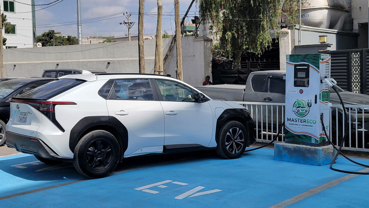 Európa 10 év múlva sem meri meglépni, egy meglepő ország azonban már be is tiltotta a robbanómotoros autókat – Kína dörzsölheti a tenyerét 