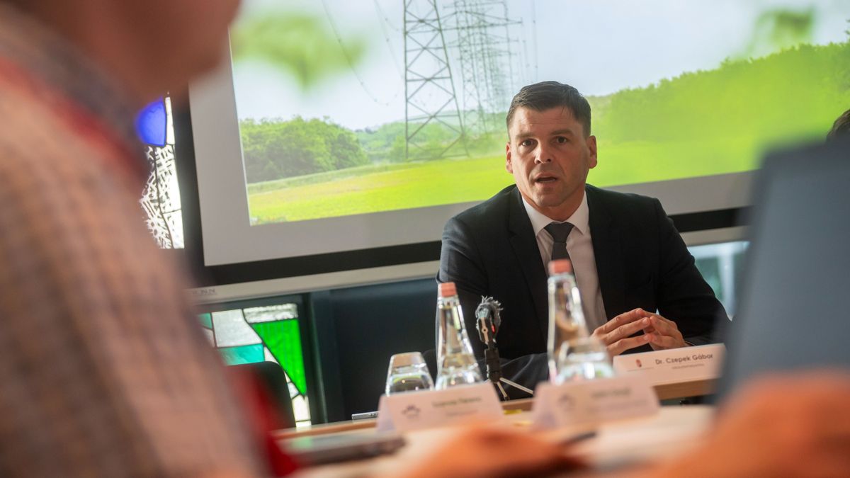 Menekülnie kellett a magyar delegációnak Kijevben - a föld alól jelentkezett be a Czepek Gábor 