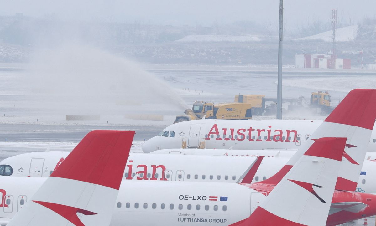 havazás Vienna International Airport (VIE) in Schwechat closed due to ice on the tarmac
