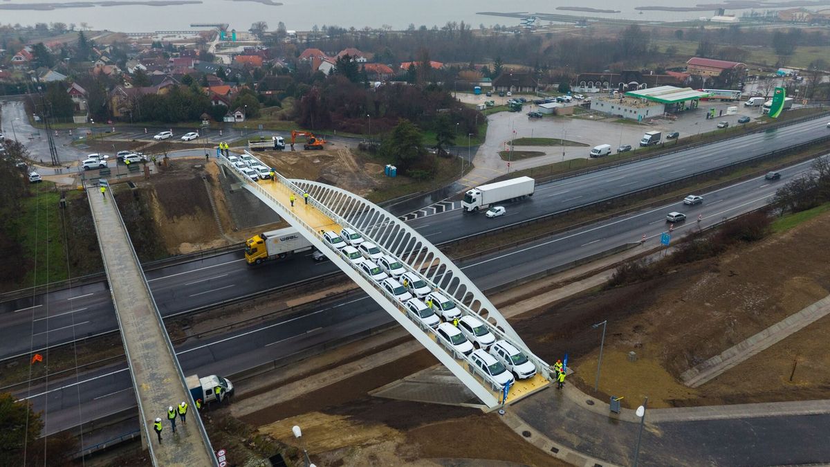 Telepakolták Dacia terepjárókkal az M7-es új hídját, lenyűgöző a látvány – nem jelent többé gondot a négysávos sztráda a helyieknek 