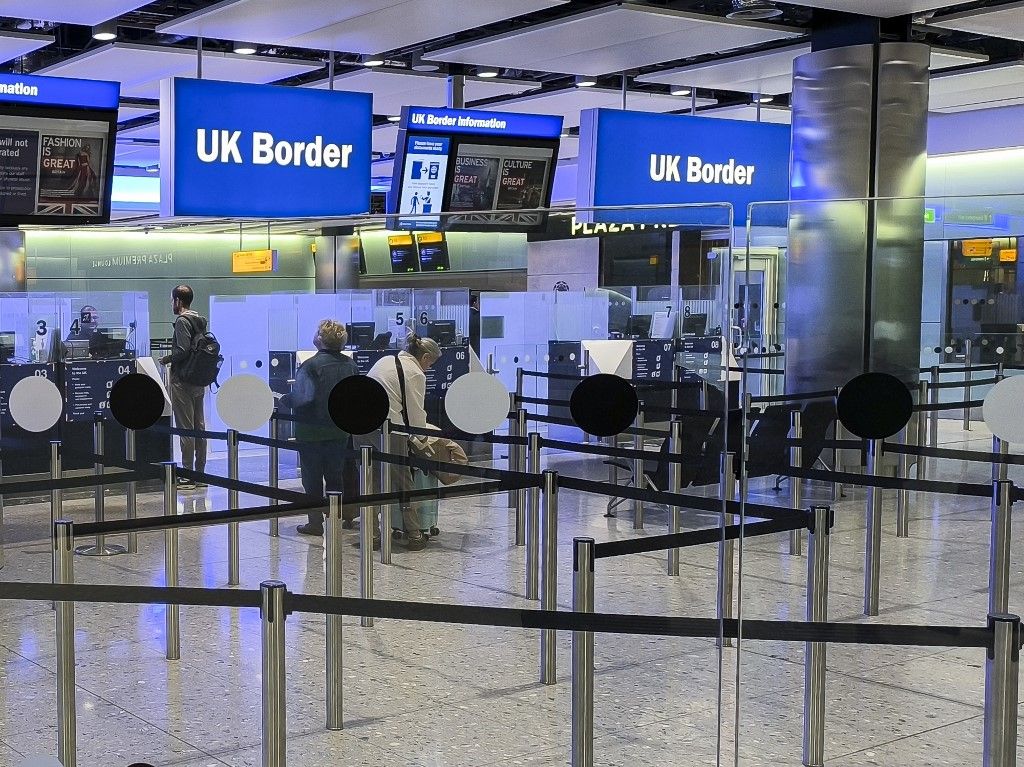 UK Border Sign Ezentúl a brit kettős állampolgárok sem utazhatnak be pusztán külföldi útlevéllel az ETA, azaz a  brit Elektronikus Beutazási Engedély rendszerében.