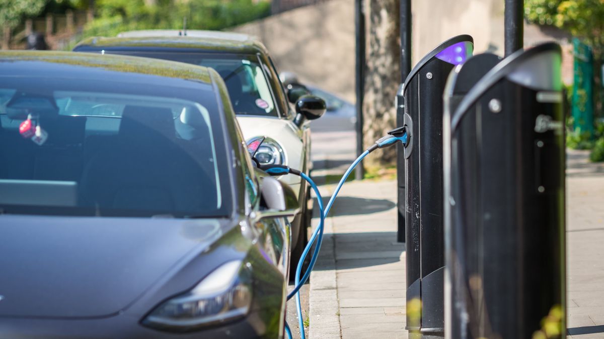 Brutális mészárlás közeleg a brit elektromosautótöltő-piacon – a cégek már megvételre kínálják magukat 